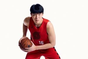 美媒调侃杨瀚森退出夏联：明天有球迷会哭 到了现场却发现杨不打