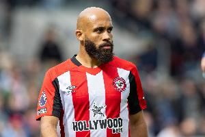 记者：姆贝莫本周末接受体检，下周二随曼联前往美国参加季前赛