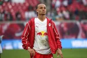 记者：如果莱比锡出售哈维-西蒙斯，巴黎将获得10%的二转分成