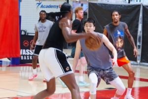 能里能外！美媒晒莫布里近期训练视频 郭昊文也在&多次防守对位