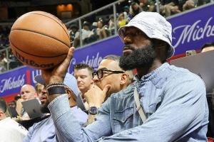 克拉克：詹姆斯是我们这代人的乔丹 他就是我一直仰望的偶像