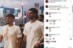 索博斯洛伊晒与科尔克兹在中国香港合照：Daai gaa hou！