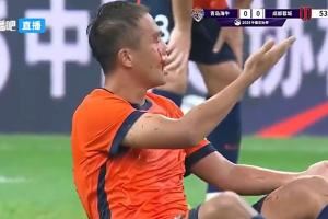这个动作有点狠啊！德尔加多无球状态肘击，孙正傲满脸是血