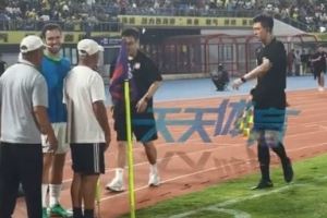 西海岸主场工作人员加时赛前提前收起角旗杆，多亏塞鸟及时发现