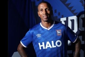 伊普斯维奇官方：和40岁右后卫阿什利-扬签约1个赛季