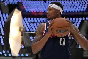 首战上场20分钟5中2得5分1板1断 卢：比尔今天仍有出战时间限制